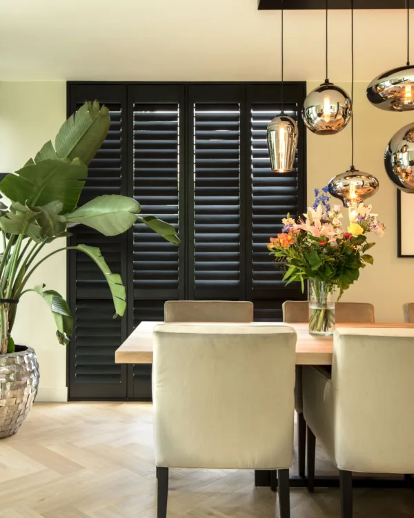 Zwarte houten shutters in de eetkamer