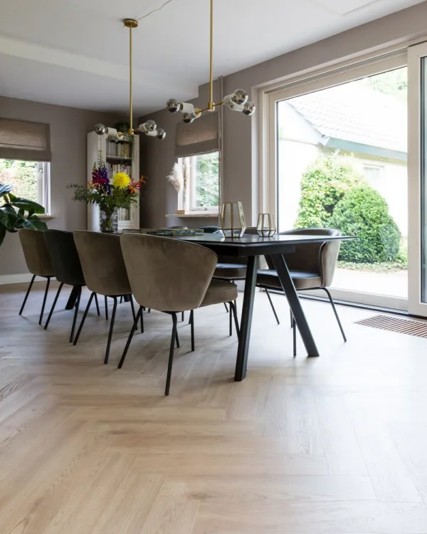 Laminaat visgraat vloer in houtlook voor in de eetkamer