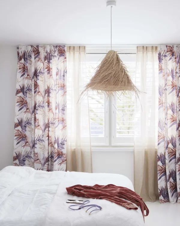 Vitrages met overgordijnen in de slaapkamer