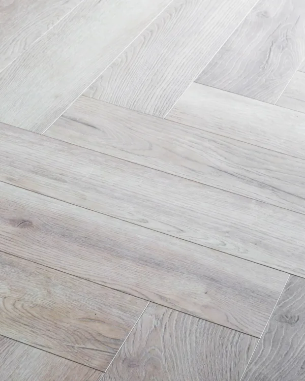 Lichte laminaat visgraat vloer detailfoto