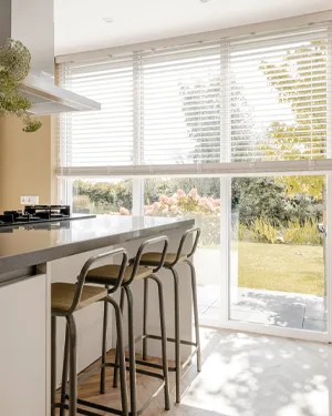 Jaloezieën in de eetkamer