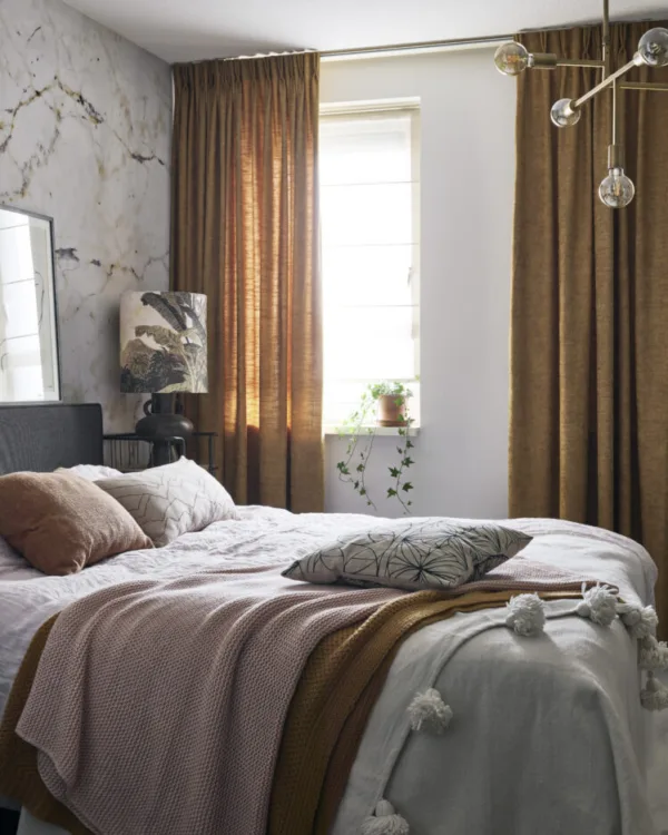 Bruine inbetween gordijnen op de slaapkamer