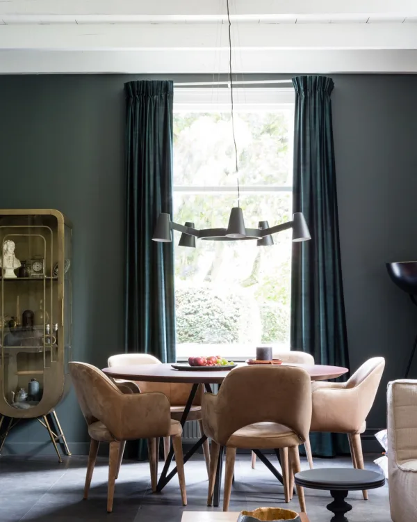 Elektrisch bedienbare gordijnen voor in de eetkamer