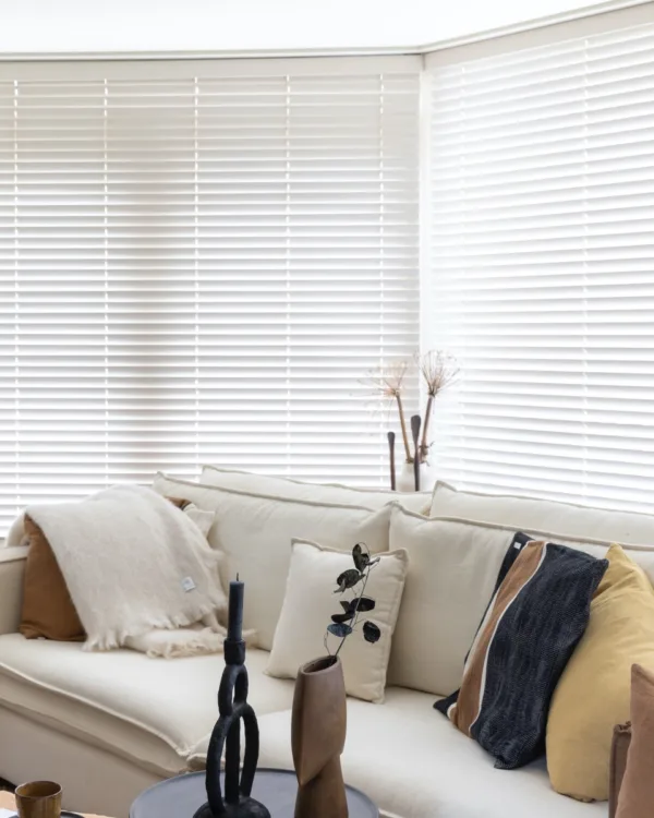 Raamdecoratie in de woonkamer