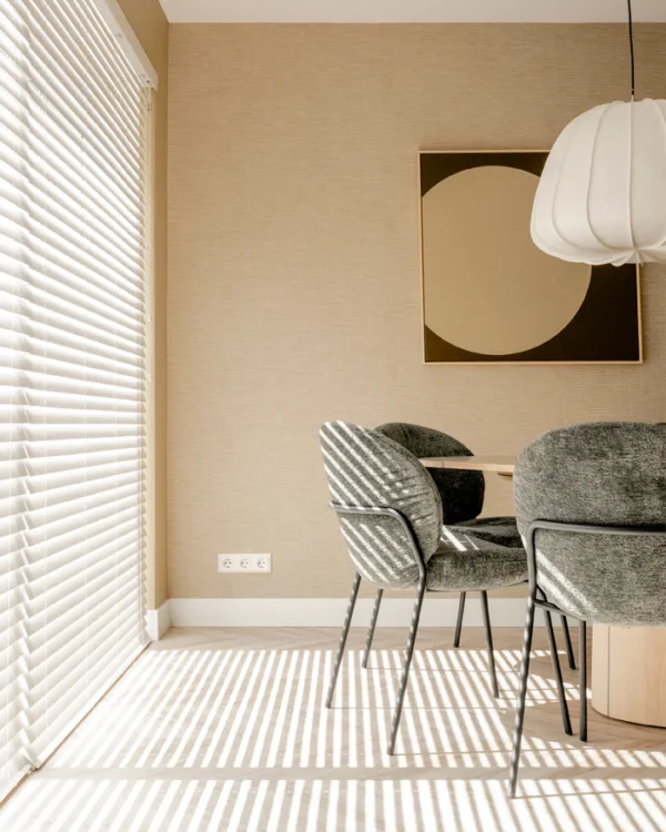 Witte jaloezieën in de eetkamer