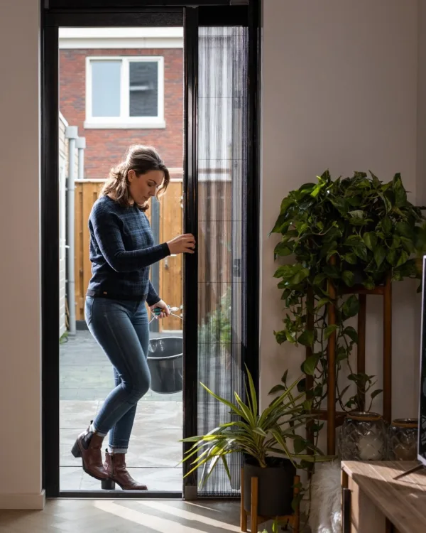 Plissé vliegenramen voor een deur