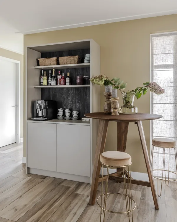 Coffeecorner met een kast op maat van Aanhuis.be