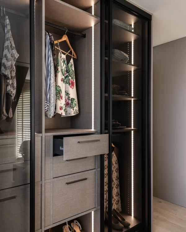 Luxe inloopkast op maat met verlichting