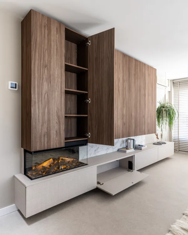 Kast op maat met haard in de woonkamer