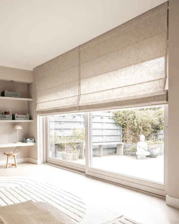 Beige vouwgordijnen in de woonkamer