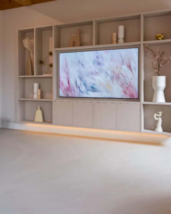 Woonkamer met lichtgrijze gietvloer kleur Kiezel