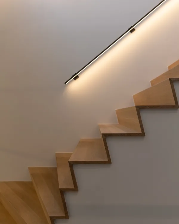 Licht eiken z-trap met een ledgrip