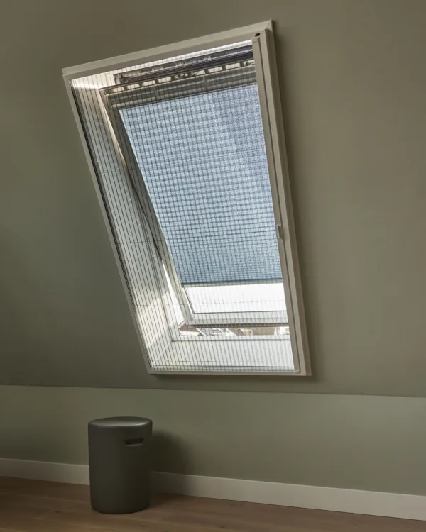 Voorzetvliegenraam voor dakraam