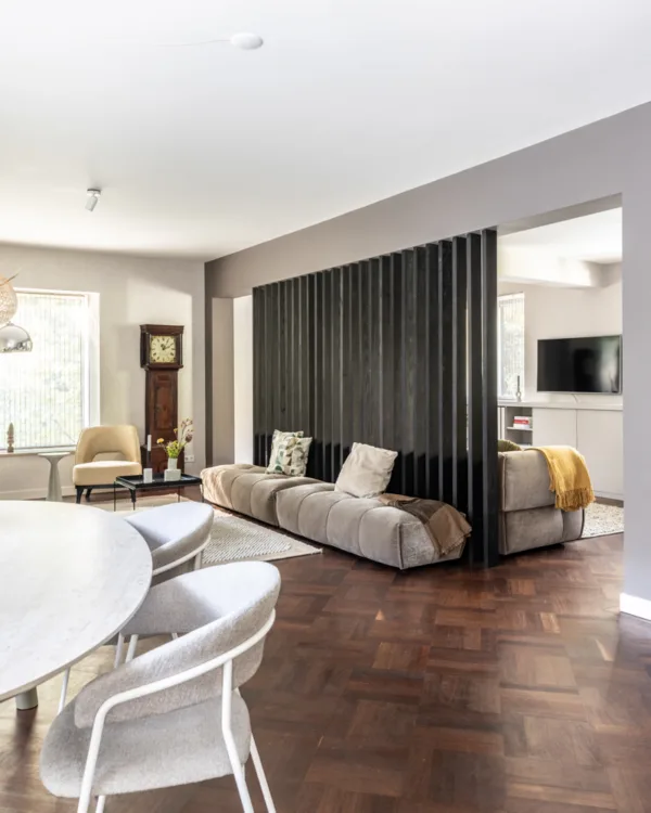 Knusse woonkamer met donkerhouten accenten. Aanhuis.be