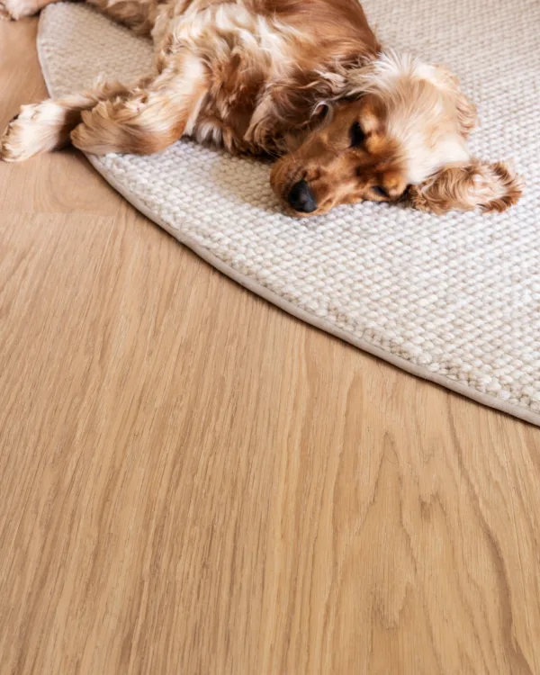 Warme vloer voor je woonkamer: Woodura gehard hout | Aanhuis.be