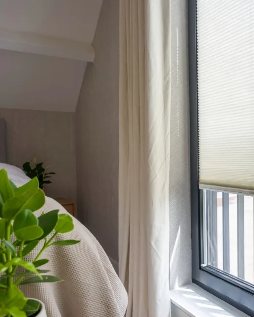 Verduisterende slaapkamer gordijnen met prachtige linnenstructuur van Aanhuis.be en Bart Appeltans