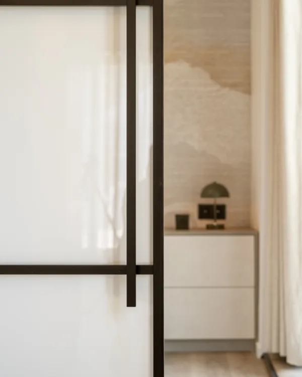 Slaapkamer met metalen deuren en behang