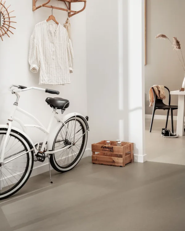 Licht grijze marmoleum vloer in de hal