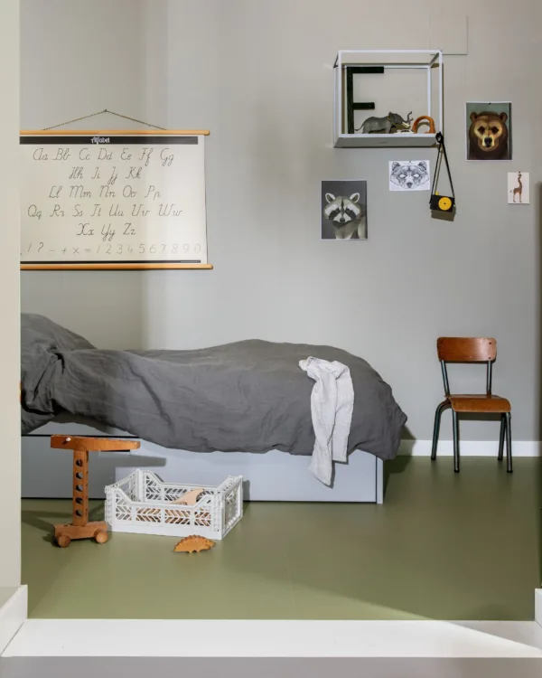 Groene marmoleumvloer in de kinderkamer