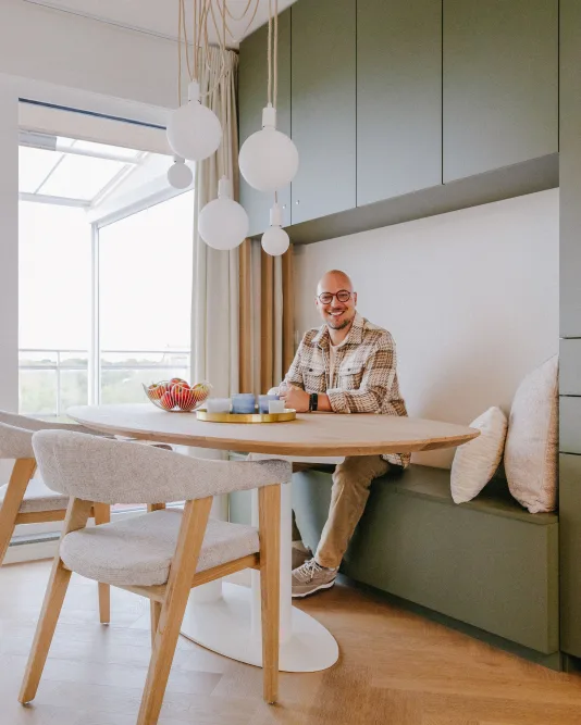 bart appeltans kast op maat in eetkamer met zithoek
