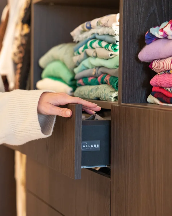 Detail lade en open vakken van inloop kledingkast op maat