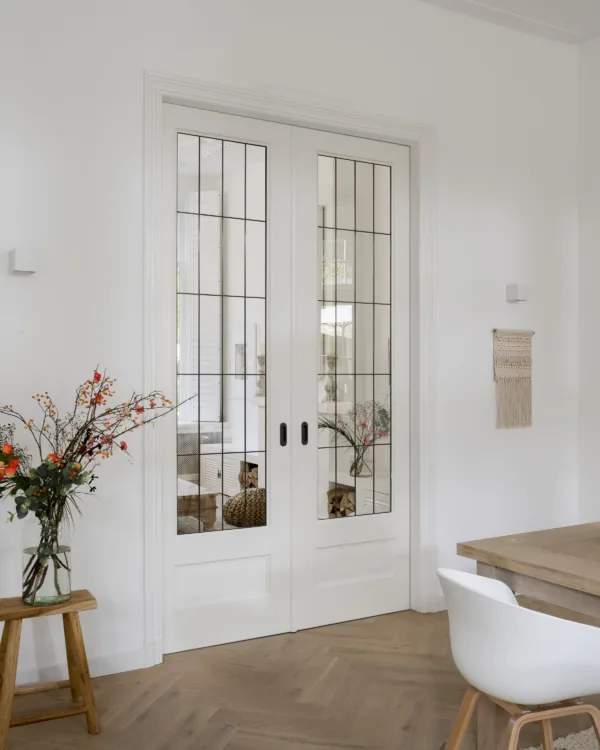 Witte Weekamp gallerijdeur met glas in woonkamer