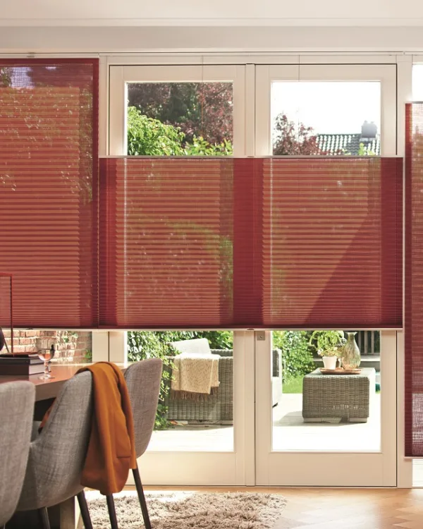 Rode plissés in de woonkamer