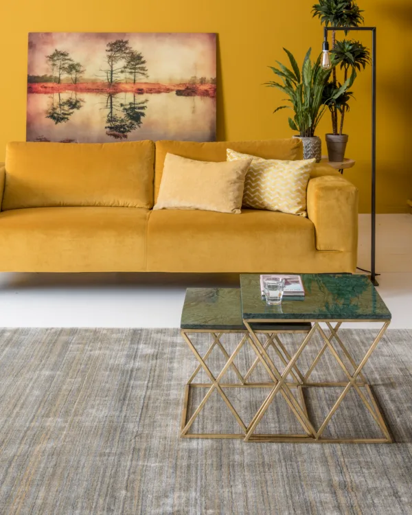 Bruin met lichte print vloerkleed van Brinker in de woonkamer