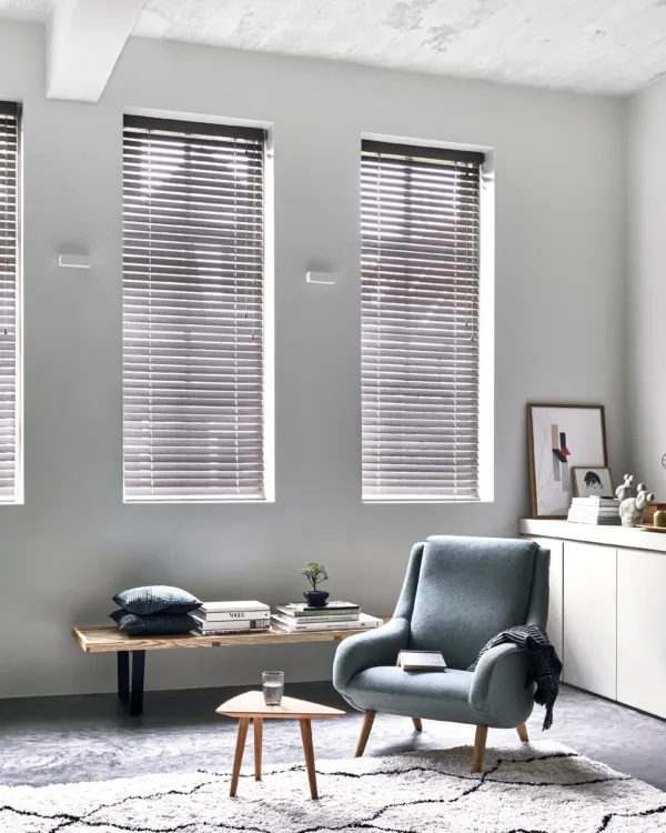 Bruine houten jaloezieën van Bece in de woonkamer