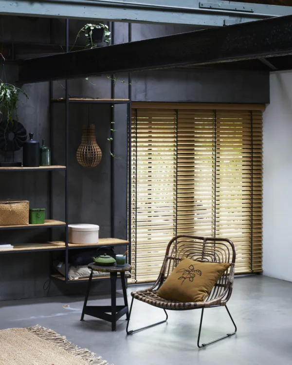 Lichte houten jaloezieën van Bece in de woonkamer