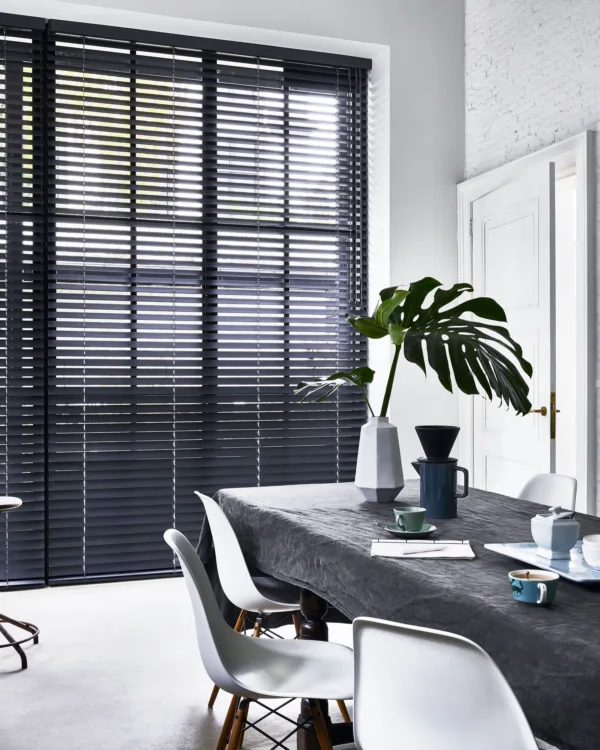 Houten jaloezieën in zwarte kleur