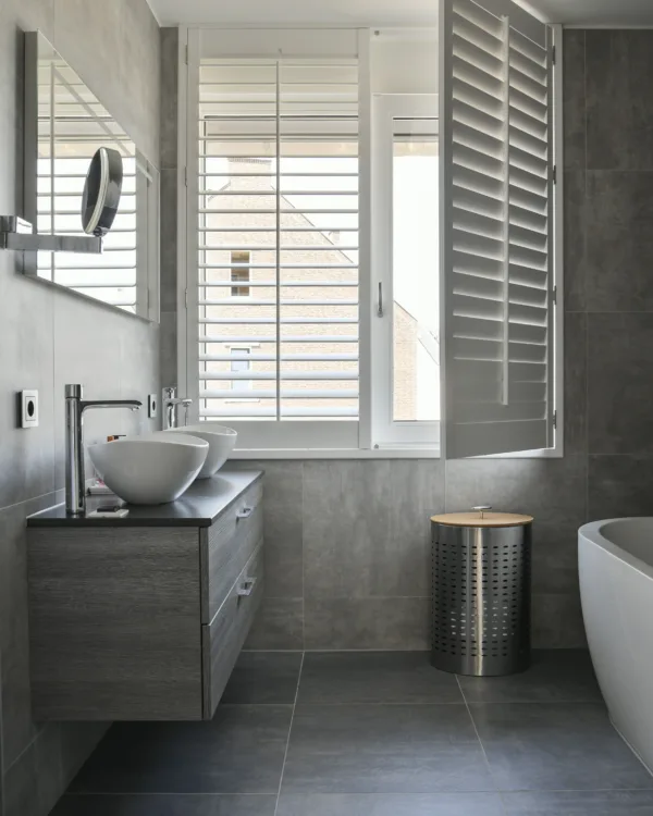 Houten shutters in de badkamer