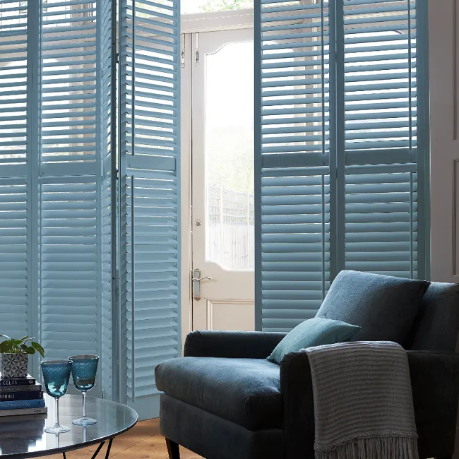 Shutters van Luxaflex in de kamer