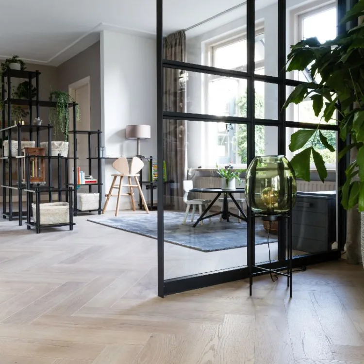 Laminaatvloer in visgraatmotief bij Aanhuis