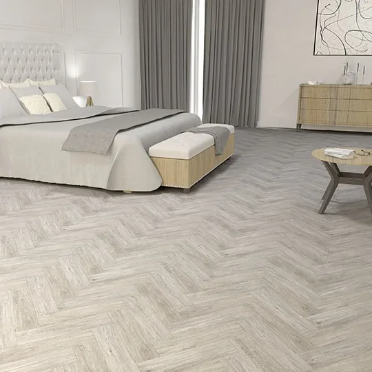 Licht grijze laminaat visgraat vloer in de slaapkamer