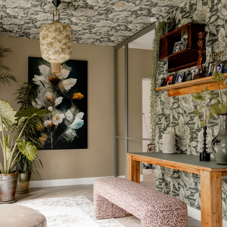 Behang in een kamer in Groot-Ammers