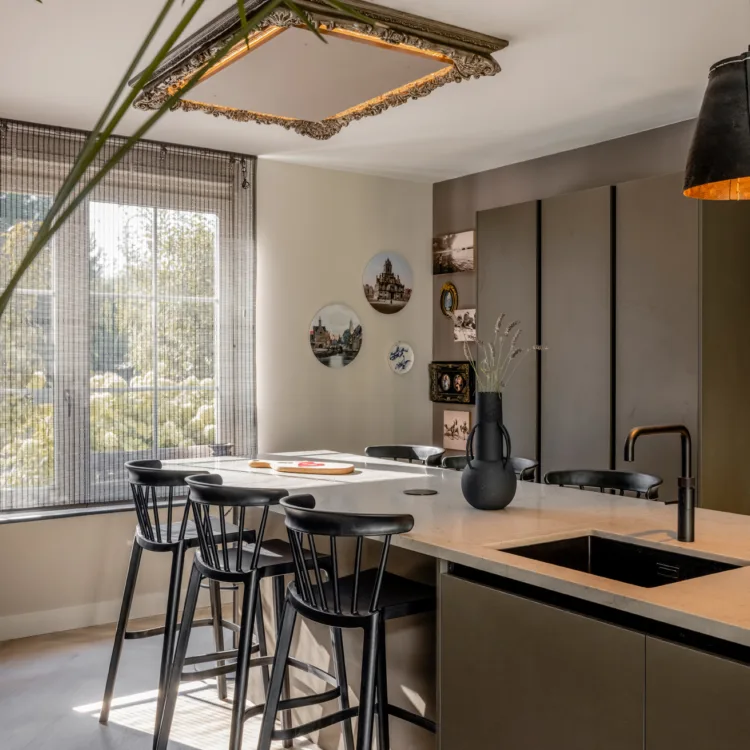 Modern strak van eetkamer in Den Haag