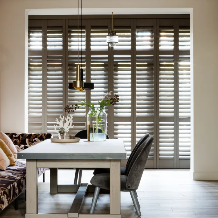 Houten shutters in de eetkamer