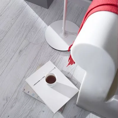 Grijze laminaatvloer in de woonkamer