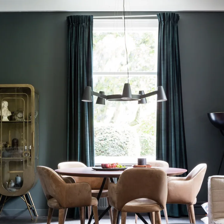 Elektrisch bedienbare gordijnen voor in de eetkamer