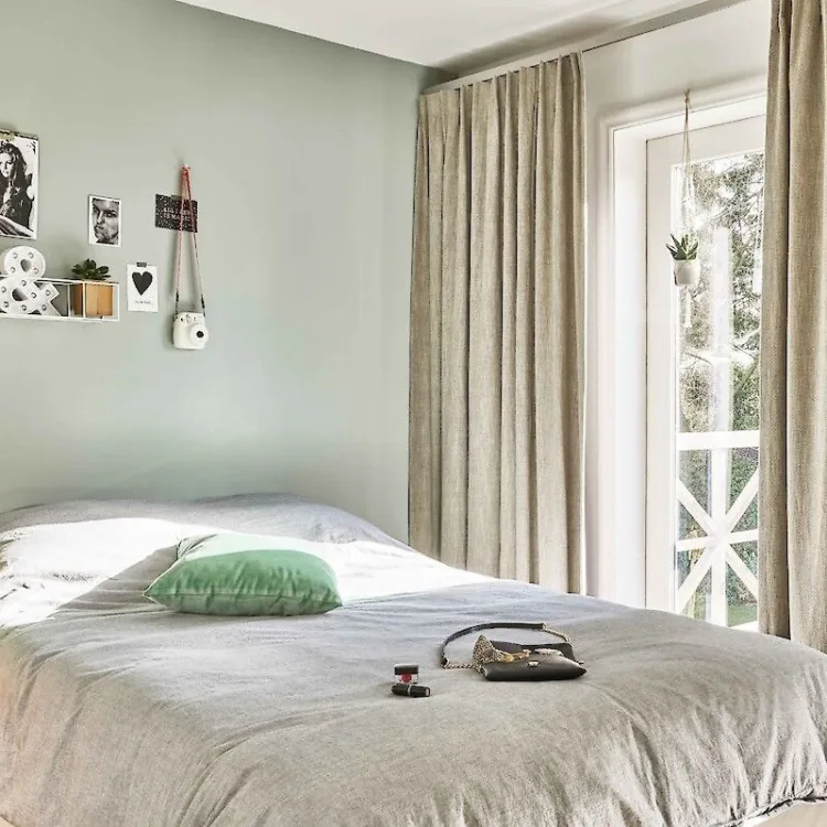 Lichte groentint en gordijnen op de slaapkamer