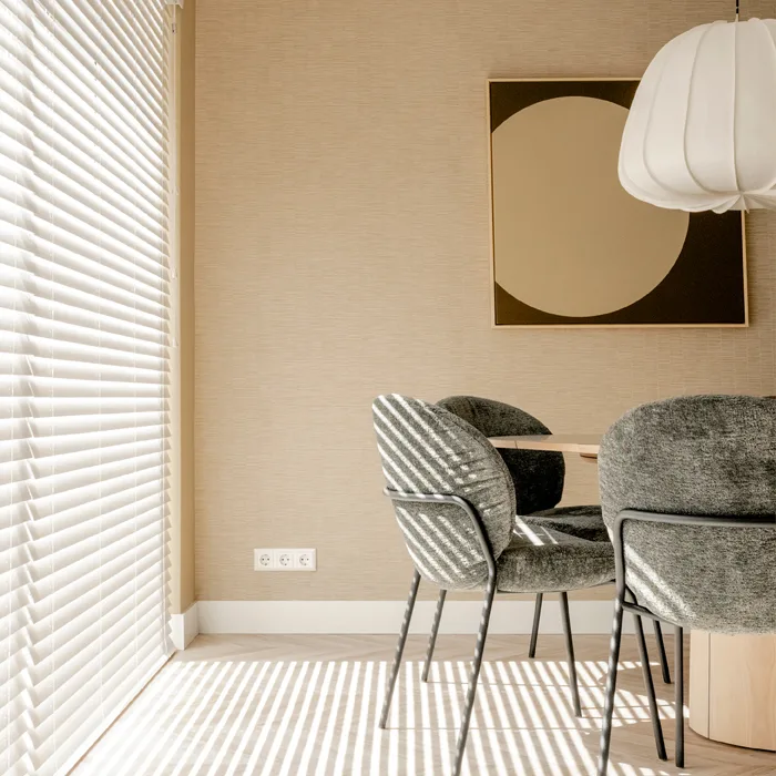 Witte jaloezieën in de eetkamer