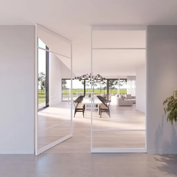 Witte metalen taatsdeuren