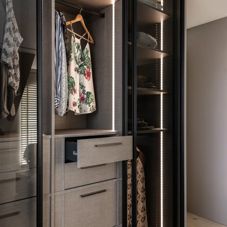 Luxe inloopkast op maat met verlichting