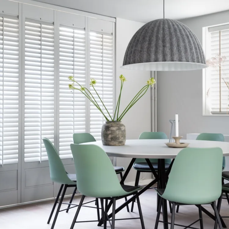 Witte shutters in de eetkamer in Noordwijk