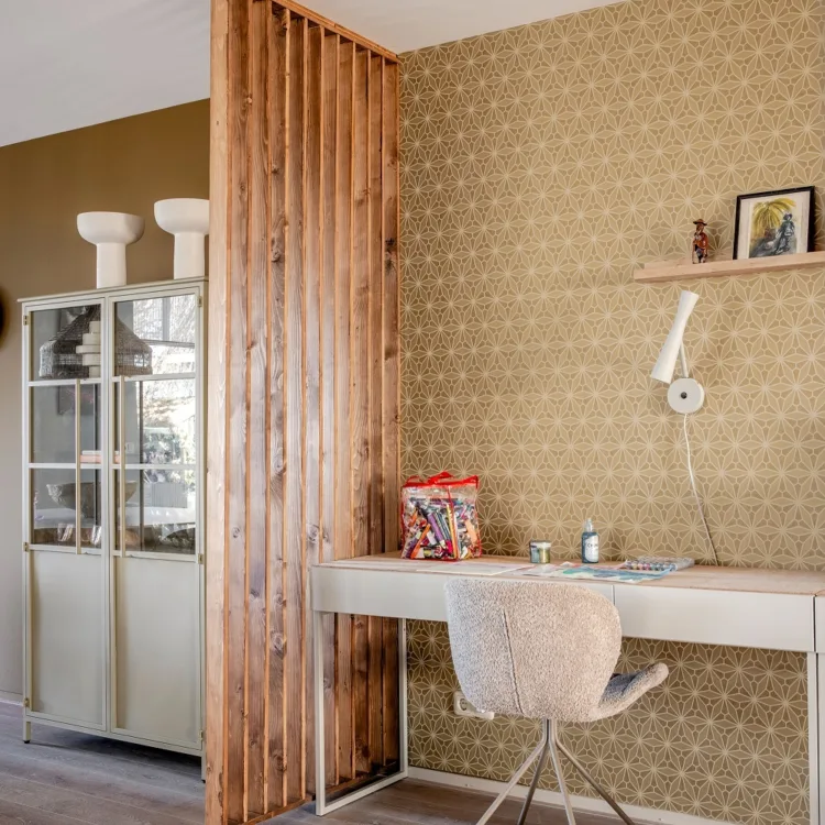 Multifuncitonele woonkamer met bureau en opbergers. Aanhuis.be