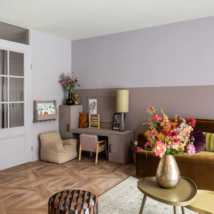 Woonkamer met zone voor de kinderen om te spelen en knutselen. Aanhuis.be