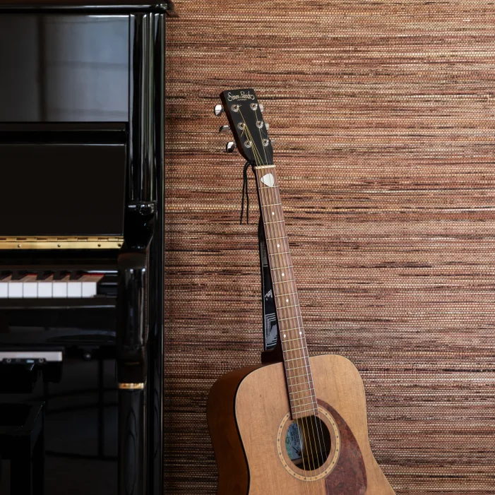 Bruin behang in linnenlook