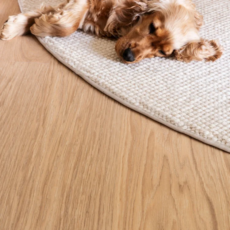 Warme vloer voor je woonkamer: Woodura gehard hout | Aanhuis.be