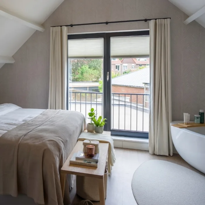 Slaapkamer met gordijnen in warme kleur, interieur tip van Bart Appeltans. Aanhuis.be